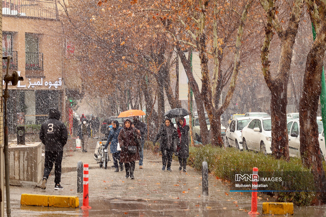 شروع بارش برف در استان اصفهان