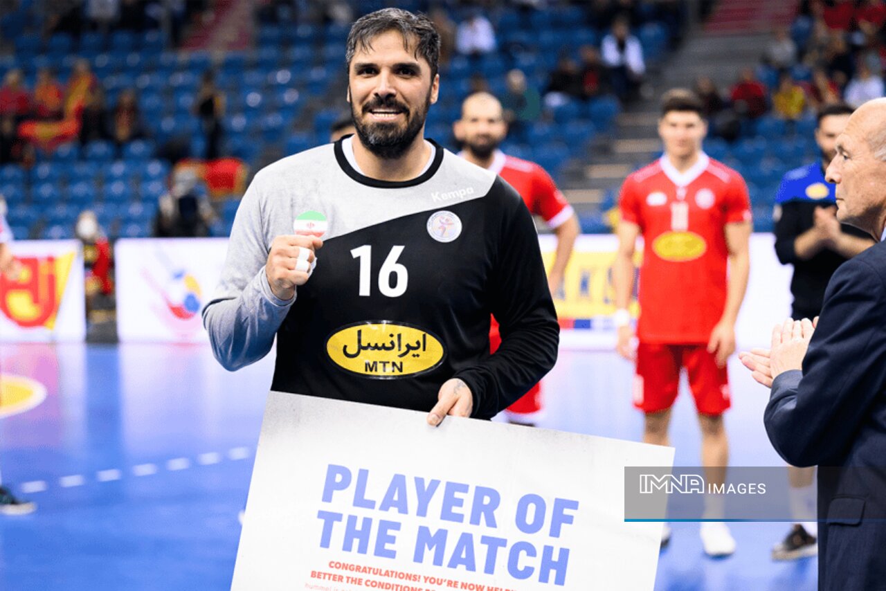 جایزه بهترین بازیکن دیدار ایران و شیلی به گلر باتجربه کشورمان رسید +عکس