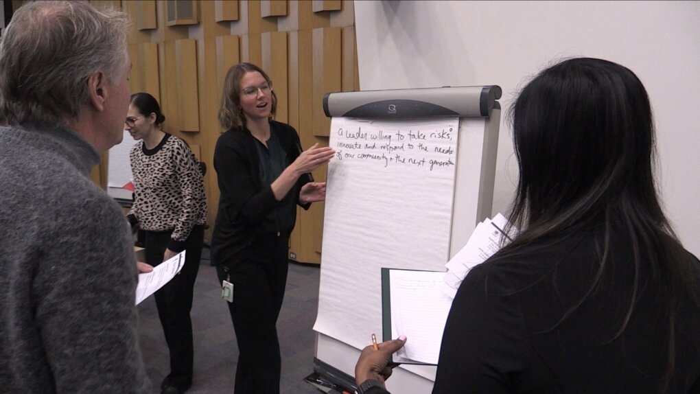 اینجا زنان بیشتر از مردان حقوق میگیرند