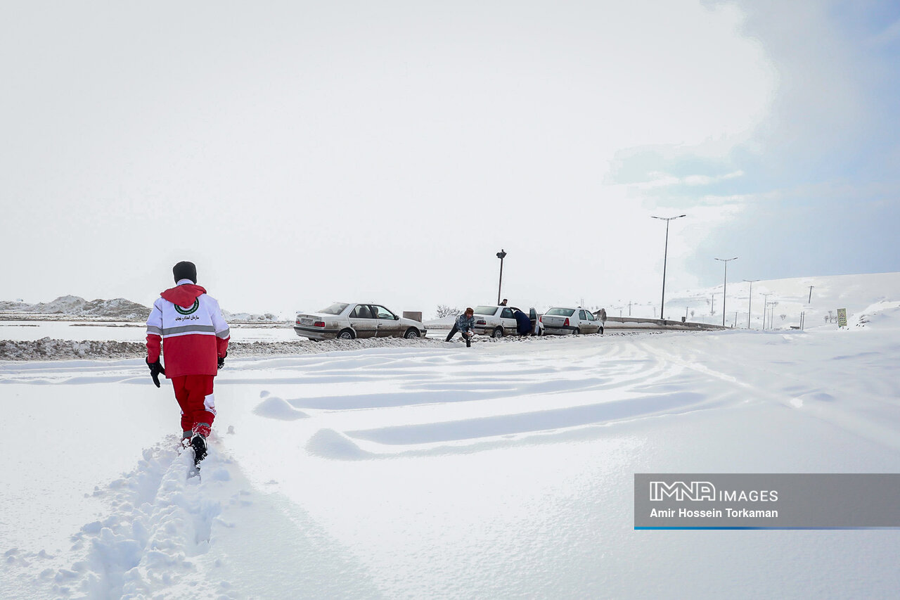 امدادرسانی هلال‌احمر زنجان به ۵۲ مسافر گرفتار در برف و کولاک