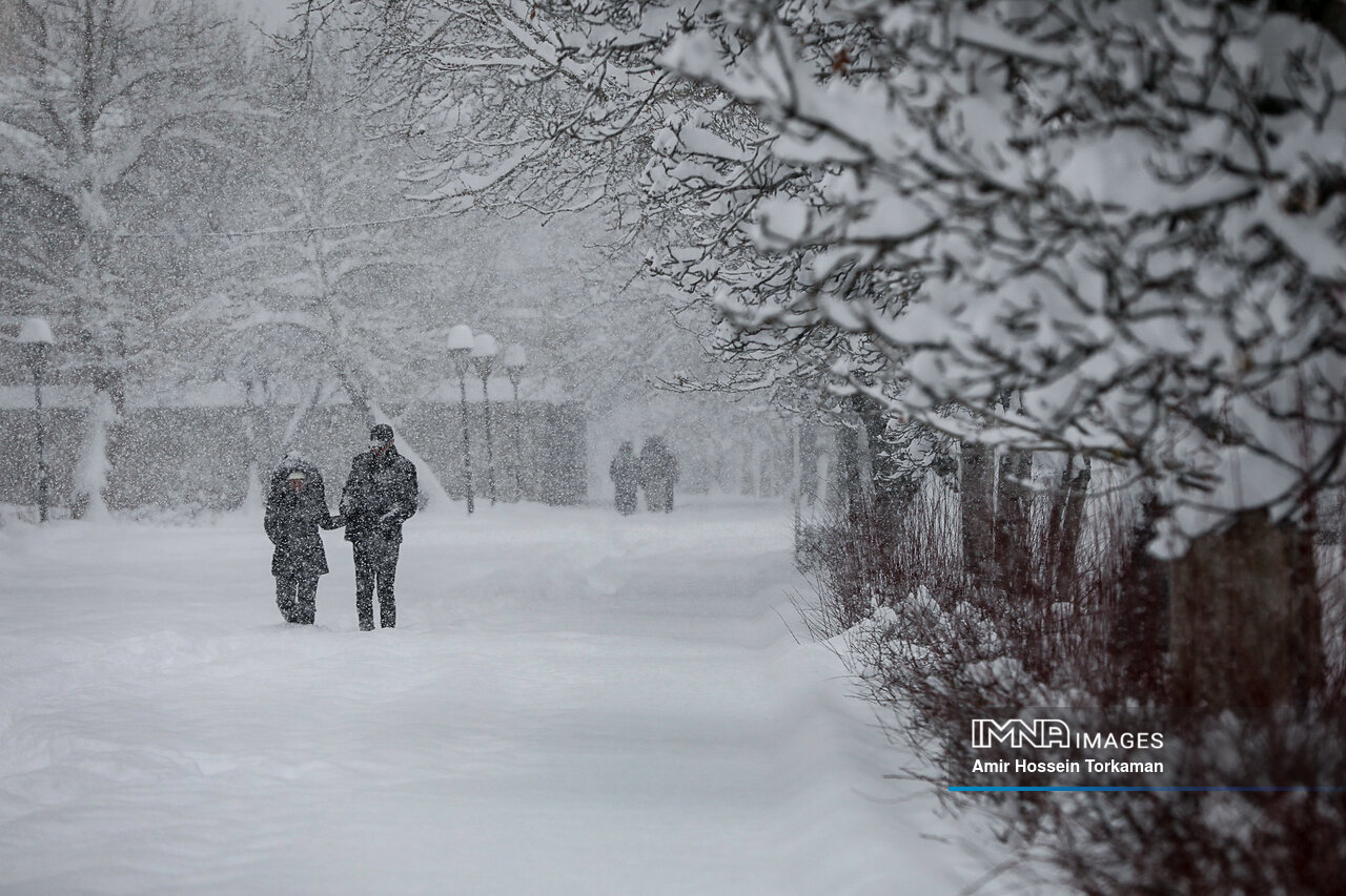 بارش برف، مدارس چند منطقه در تهران را در روز چهارشنبه تعطیل کرد