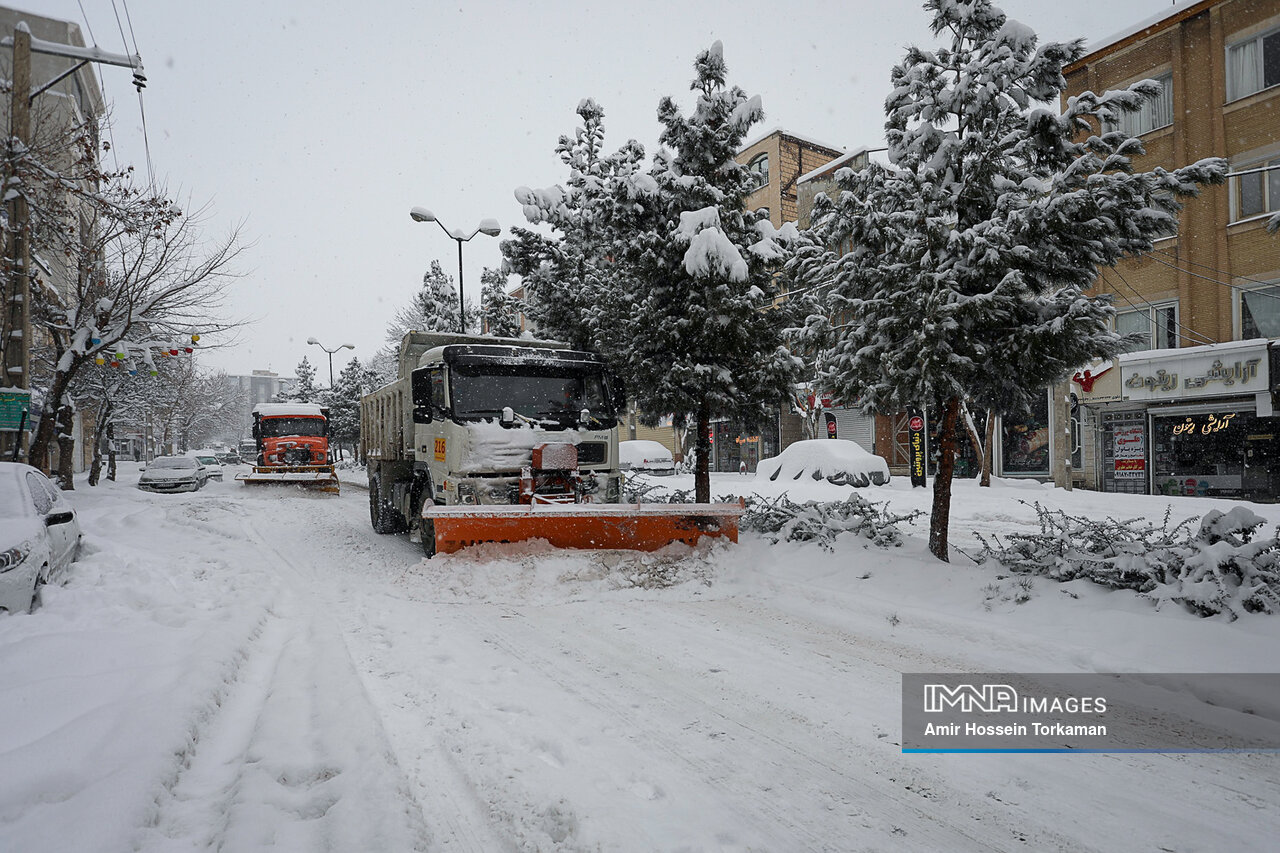 امدادرسانی به ۱۵۰ نفر گرفتار در برف / وزش تندباد در مناطق غرب و جنوب اصفهان تا پایان هفته