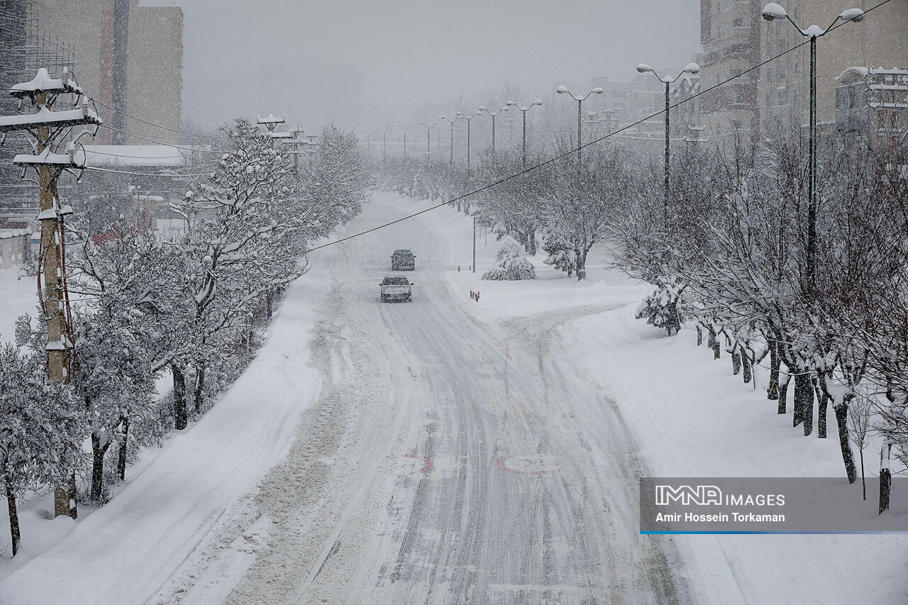 گلایه شهروندان شهرکرد از گرفتاری خودروها در برف + پاسخ مسئولان/ فیلم