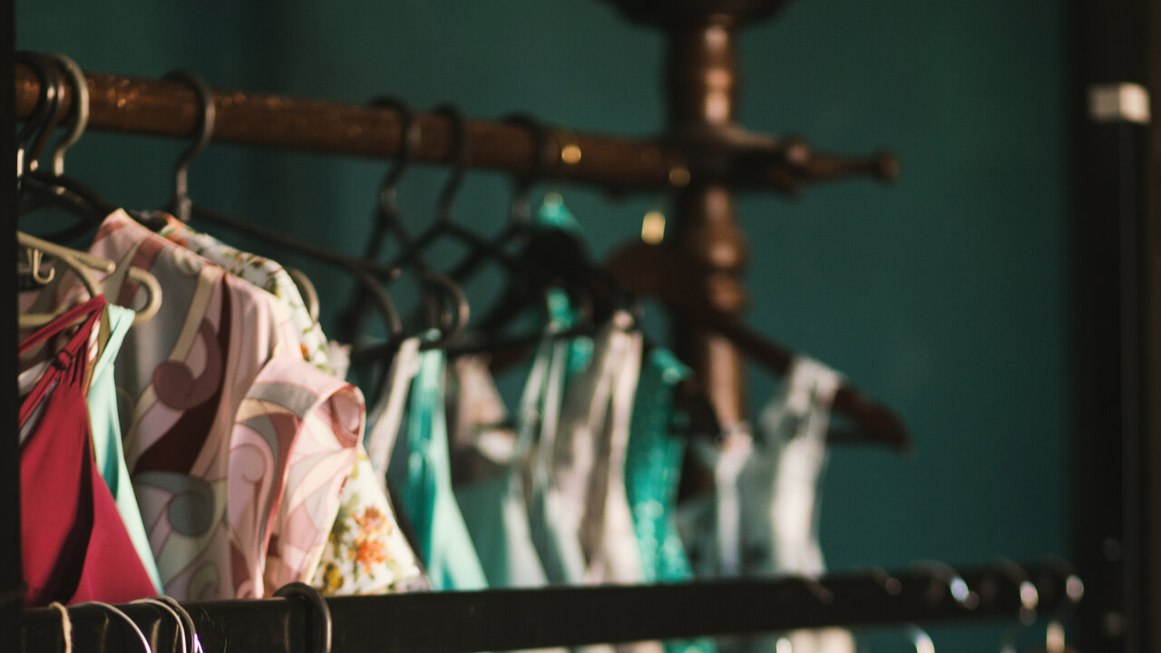 تحولی سودآور در دنیای مد؛ بازیافت لباسها توسط نوجوانان قطر