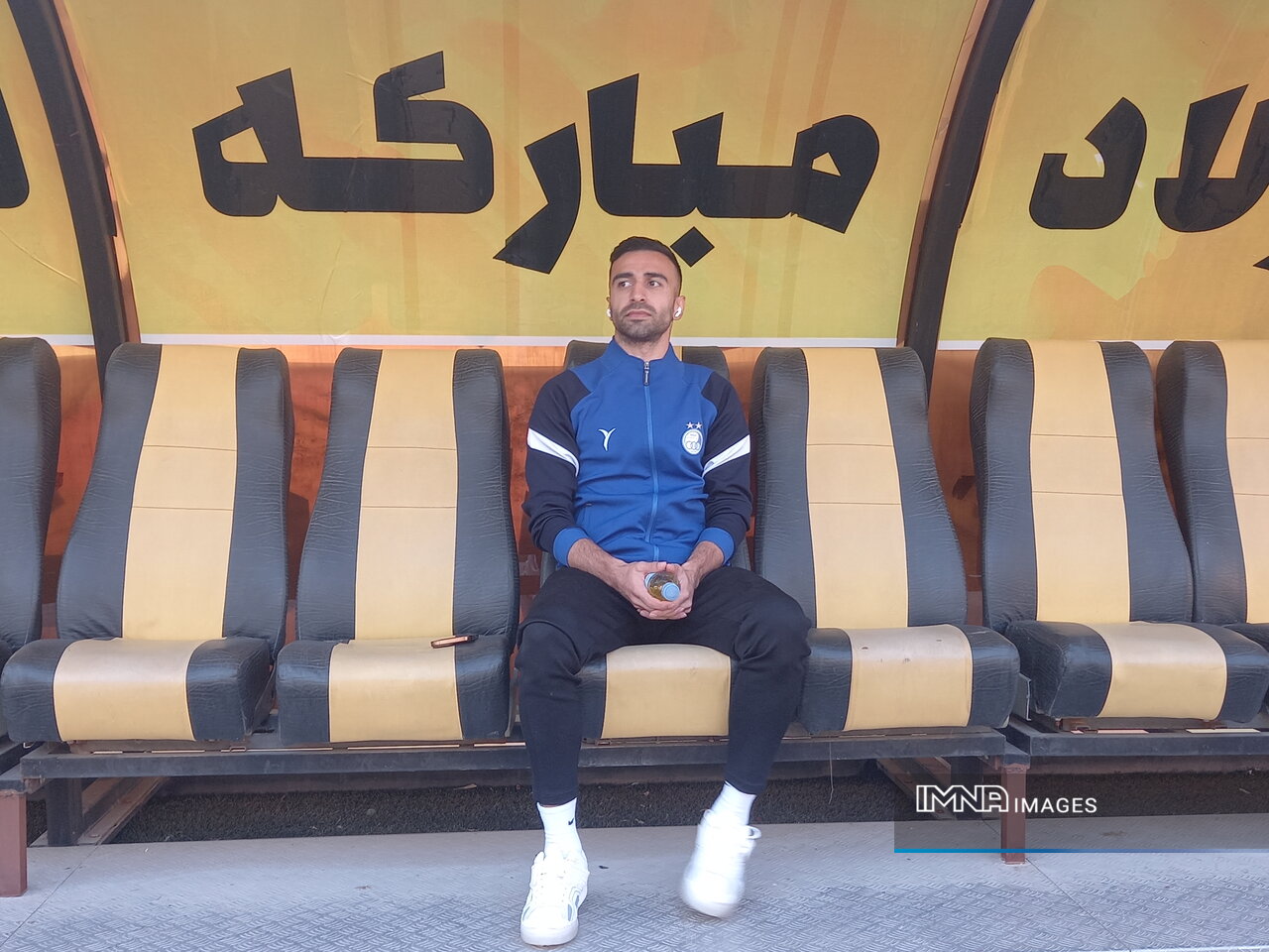 چهره متفکرانه ارسلان مطهری بر روی نیمکت ورزشگاه نقشجهان قبل از جدال با سپاهان+عکس