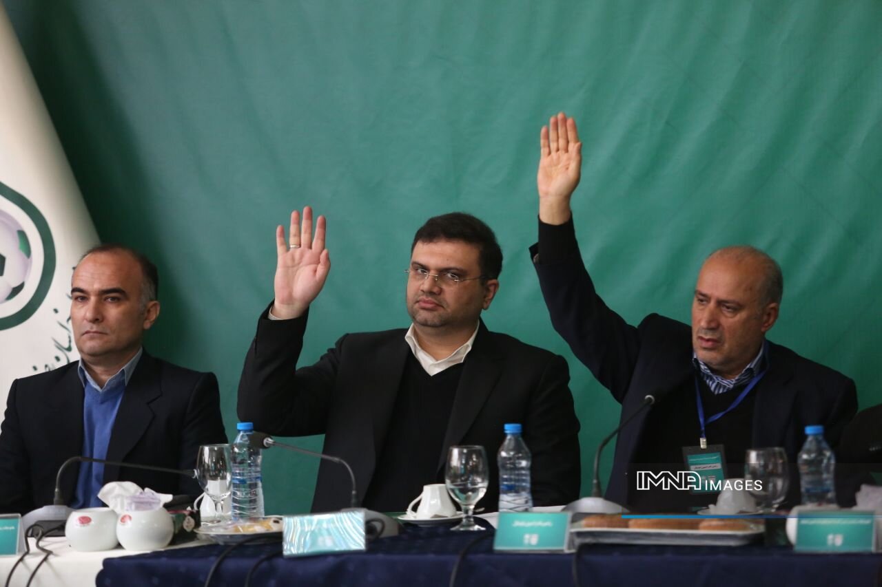 جنجال بزرگ در مجمع سالیانه هیئتفوتبال مشهد با نقشآفرینی «مهدی تاج»!