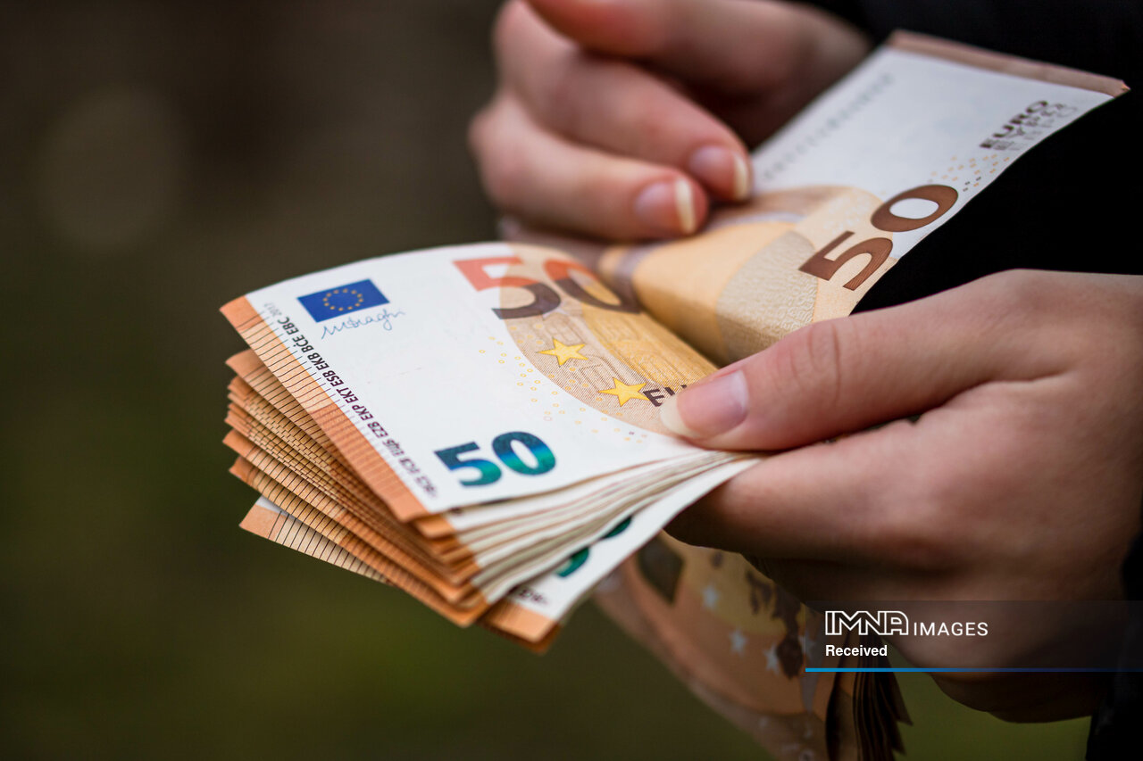 آغاز مجدد معاملات دلار و یورو در صرافی‌ها