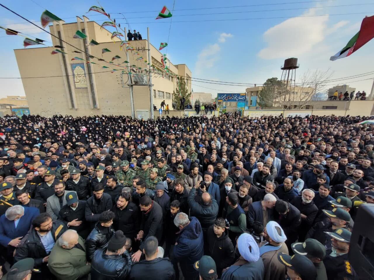 حافظان امنیت تا آخرین قطره خون در مقابل دشمن خواهند ایستاد