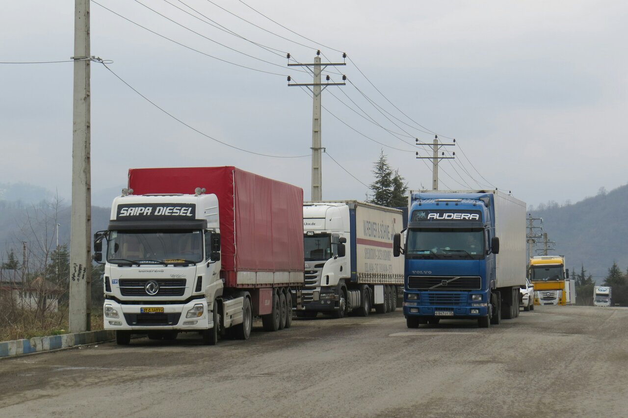 تداوم صفهای طولانی کامیونها در مرز آستارا