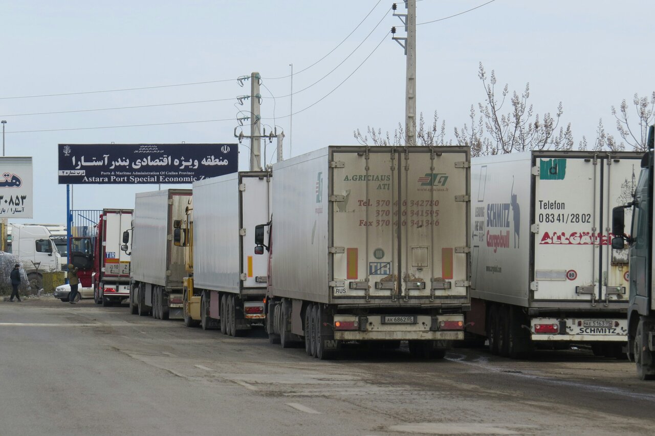 تداوم صفهای طولانی کامیونها در مرز آستارا