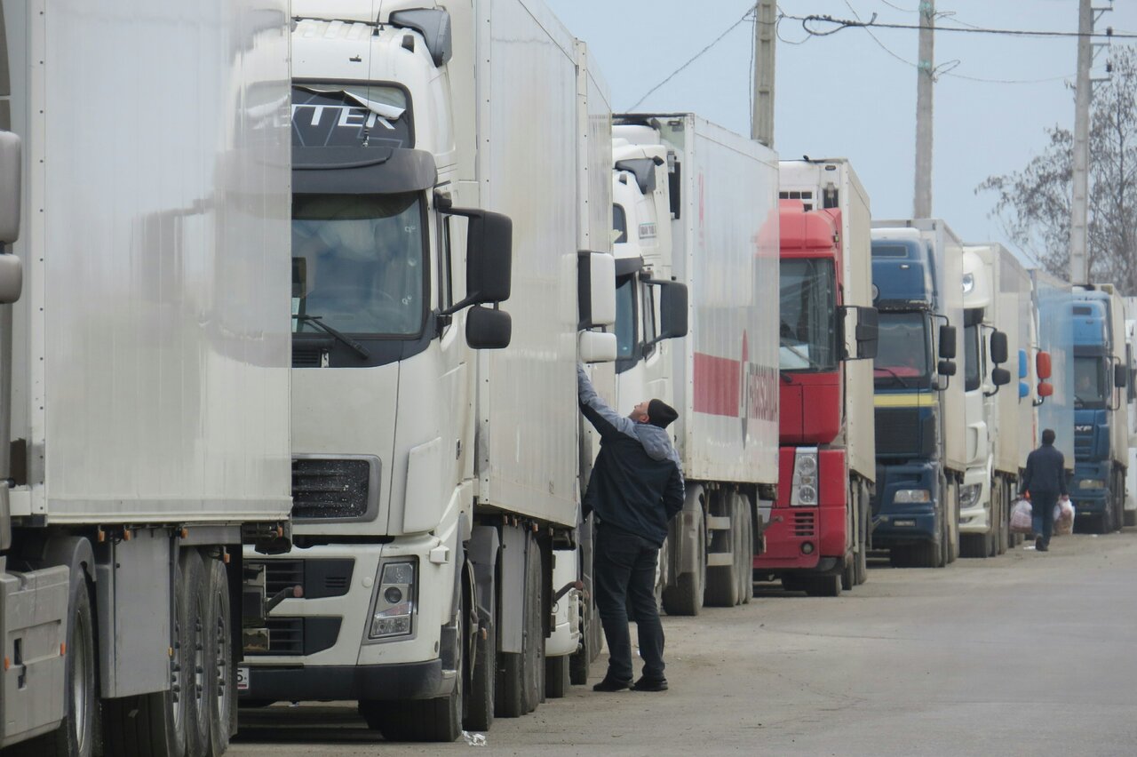 تداوم صف‌های طولانی کامیون‌ها در مرز آستارا