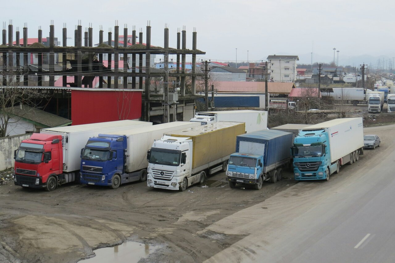 تداوم صفهای طولانی کامیونها در مرز آستارا