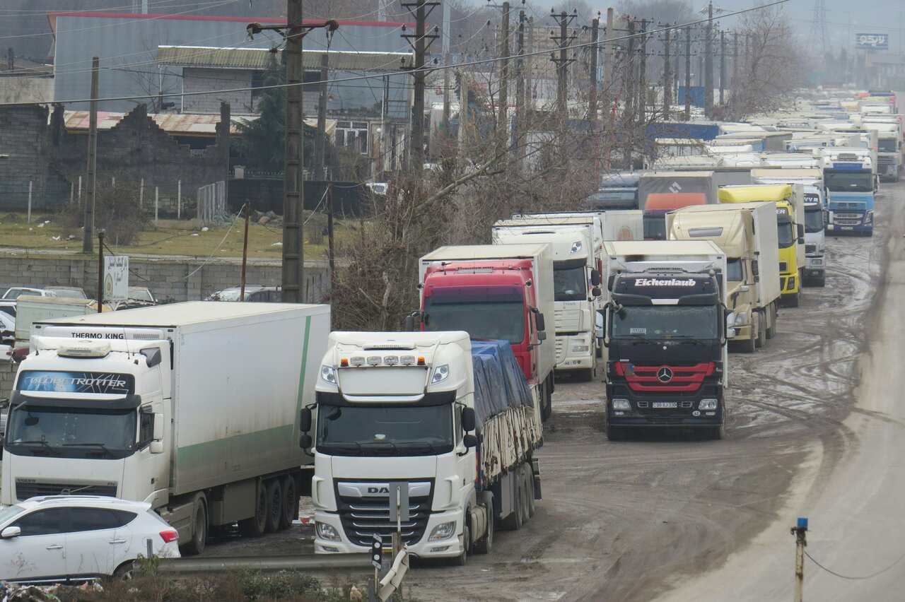 تداوم صفهای طولانی کامیونها در مرز آستارا