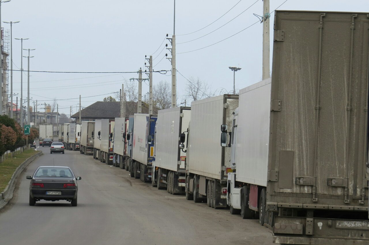 تداوم صفهای طولانی کامیونها در مرز آستارا