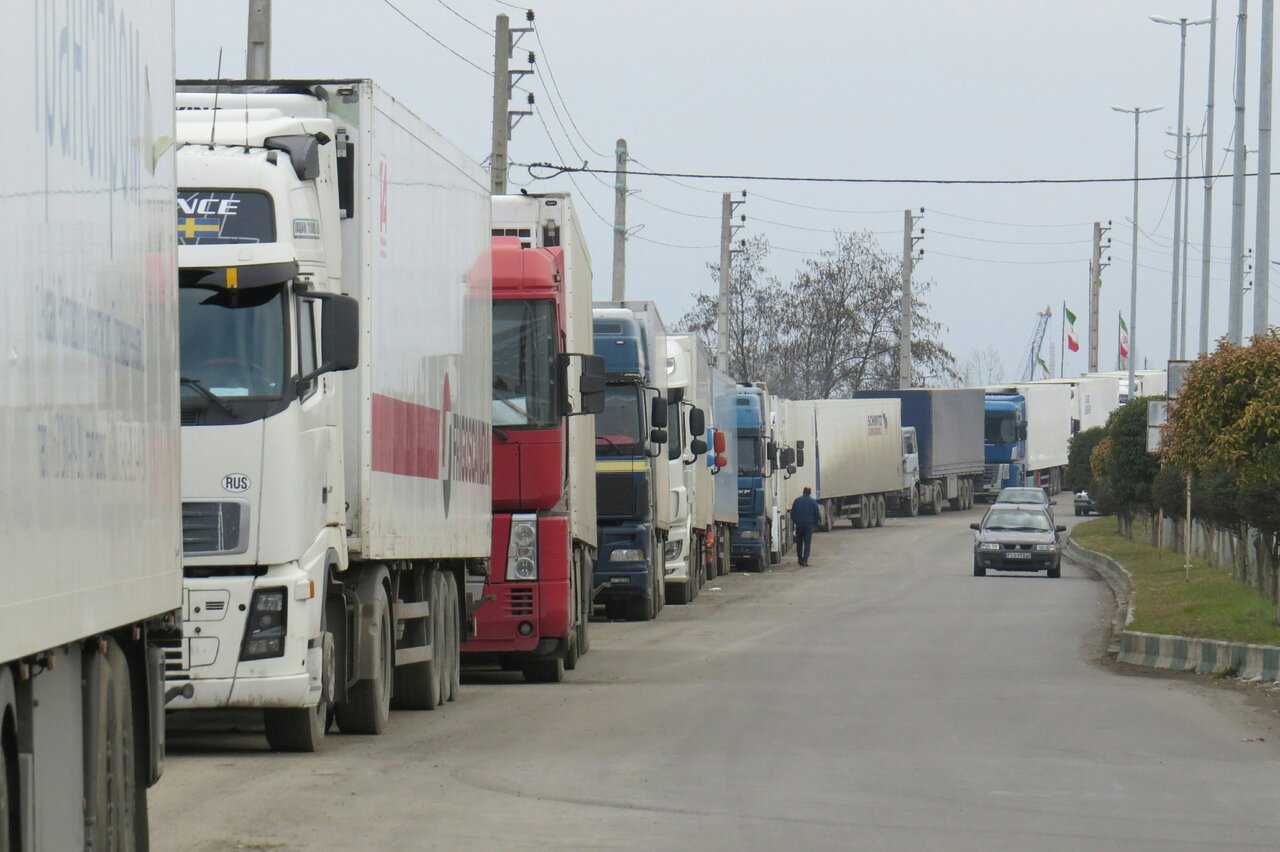 تداوم صف‌های طولانی کامیون‌ها در مرز آستارا