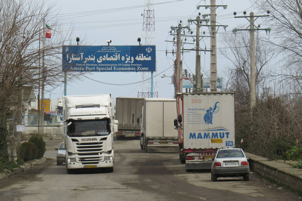 تداوم صفهای طولانی کامیونها در مرز آستارا
