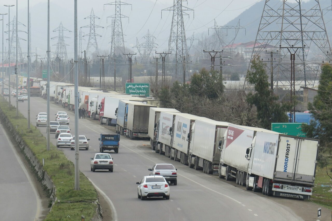 تداوم صفهای طولانی کامیونها در مرز آستارا