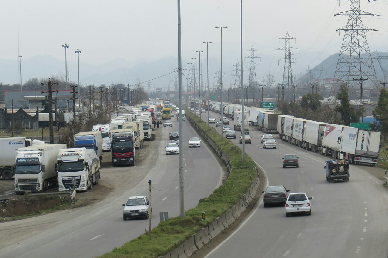 تداوم صفهای طولانی کامیونها در مرز آستارا