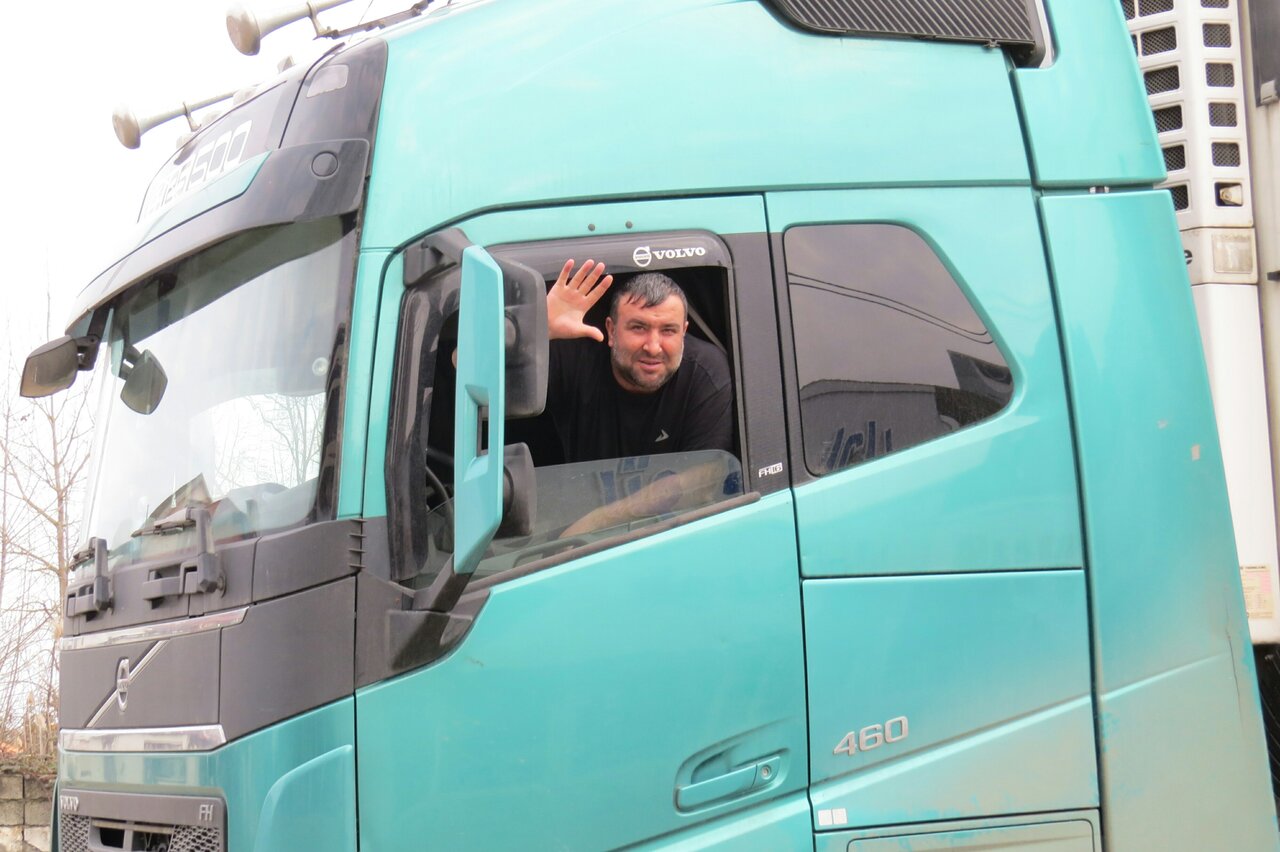 تداوم صفهای طولانی کامیونها در مرز آستارا