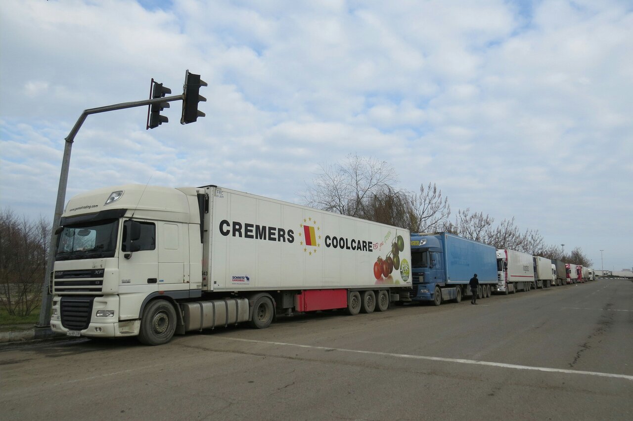 تداوم صفهای طولانی کامیونها در مرز آستارا