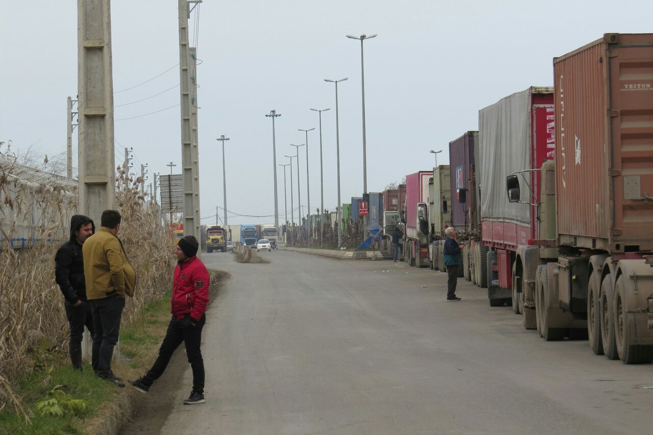 تداوم صفهای طولانی کامیونها در مرز آستارا