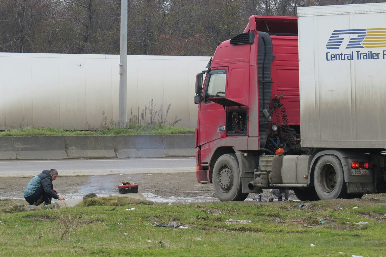 تداوم صفهای طولانی کامیونها در مرز آستارا