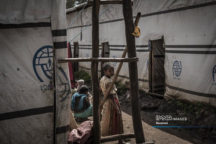 زن جوانی که در ماه می از آدی آرکای در آمهارا گریخته است، در اردوگاهی برای آوارگان داخلی در دابات، ۷۰ کیلومتری شمال شرقی شهر گوندار، آمهارا، اتیوپی ایستاده است.