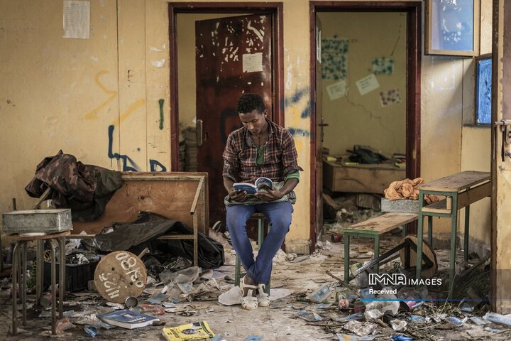 کیندو فنتا کتابی را در داخل کلاسی می‌خواند که گفته می‌شود جنگجویان طرفدار تیگری در زاریما، ۱۴۰ کیلومتری گوندار، آمهارا، اتیوپی غارت کرده بودند. گزارش شده است که زاریما صحنه نبرد بین نیروهای اتیوپی و طرفدار تیگری بوده است.‌‌‌‌‌‌‌