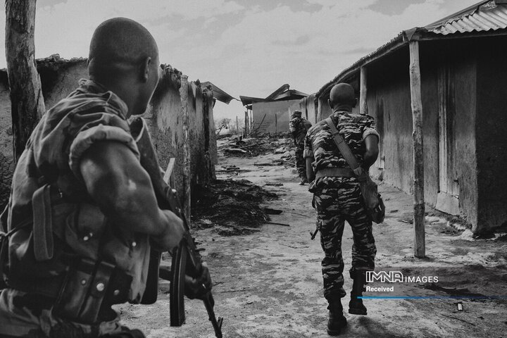 نیروهای امنیتی در عملیاتی علیه سارقان احشام وارد روستای امباتوتسیوالا ماداگاسکار می‌شوند. آمباتوتسیوالا و یک روستای همسایه، آندرانوندامبو، پس از یورش اولیه مردان آمباتوتسیوالا برای سرقت زِبو در ۷ مه، در حملات تلافی‌جویانه متعددی شرکت داشتند. بر اساس گزارش‌های رسانه‌های محلی، حدود ۲۲ نفر در این حملات کشته و ۲۲۹۴ نفر بی خانمان شدند.‌‌‌‌‌‌‌