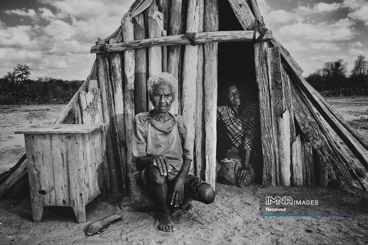 خانم بهورا (سمت چپ) و دخترش نداکوپه در خانه شان در ایفوتاکا، در جنوب ماداگاسکار به تصویر کشیده شده اند. بهورا می گوید که آنها هیچ کمکی دریافت نمی کنند و به اندازه کافی غذا نمی خورند. جنوب ماداگاسکار در پی چندین دهه خشکسالی با بحران شدید غذایی مواجه شده است.