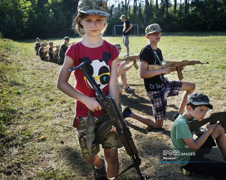 کودکان در یک اردوگاه تابستانی برای کودکان ۷ تا ۱۸ ساله در حومه کیف، اوکراین، آموزش نظامی می‌گذرانند. 