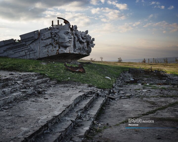 یادبود سربازانی که در نبرد جنگ جهانی دوم در دفاع از موقعیت مهم استراتژیک خود در ارتفاعات Savur-Mohyla، اوکراین، جان باختند، شکسته شد. پس از هفته‌ها گلوله باران سنگین توسط نیروهای اوکراینی و جدایی طلب، روی بنای یادبود در ۲۱ اوت ۲۰۱۴ فرو ریخت.‌‌‌‌‌‌‌