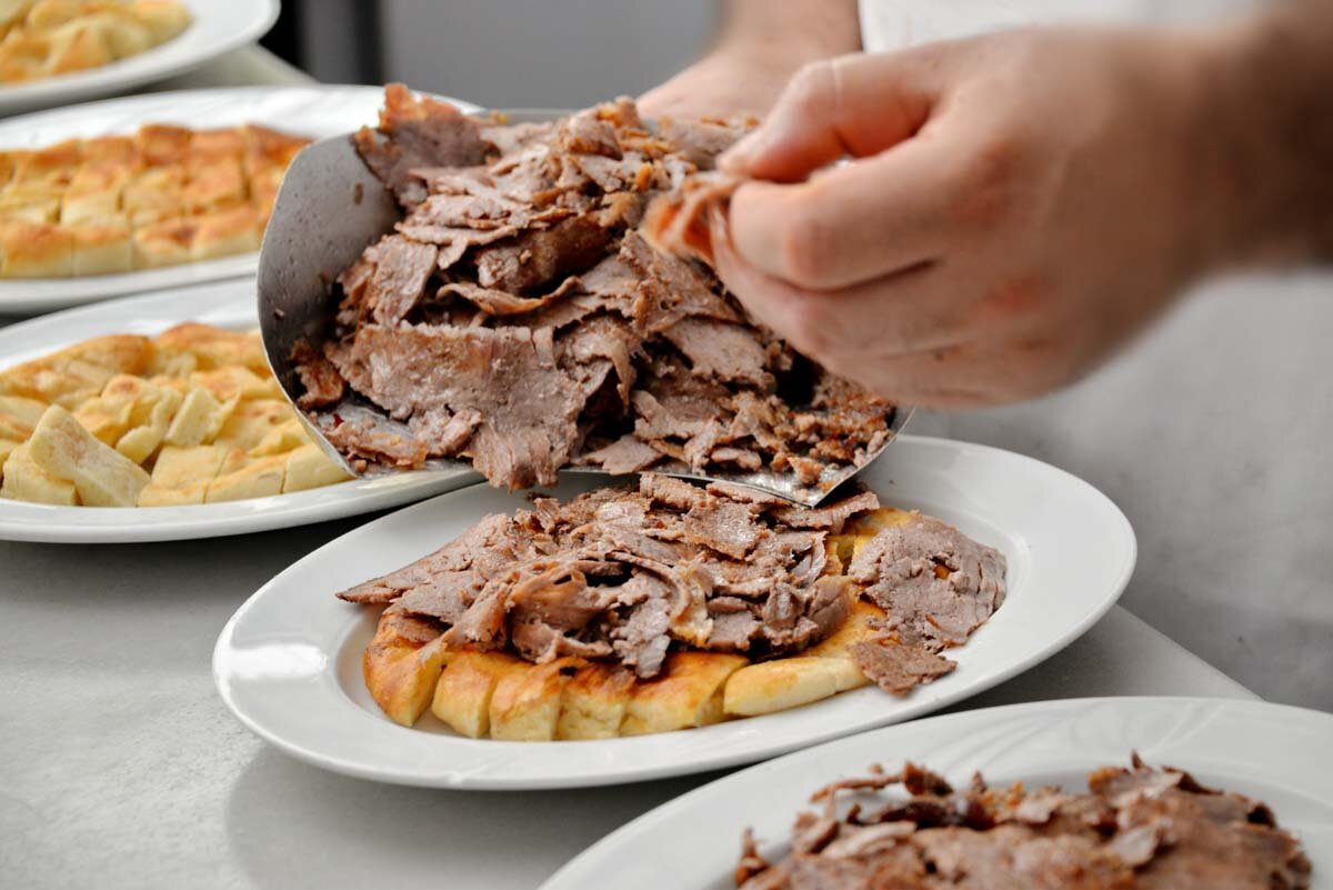 طرز تهیه و آموزش مرحله به مرحله پخت اسکندر کباب ترکیه ای + آموزش سس گوجه فرنگی