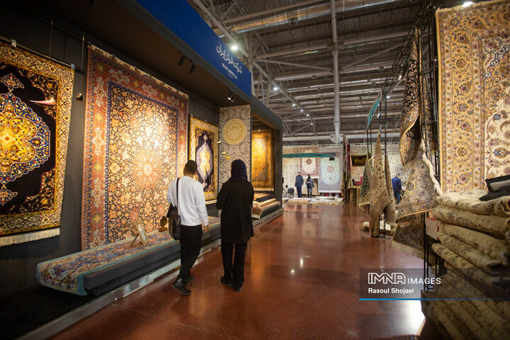 فعالیت ۸۵۰ واحد دارای پروانه کسب و ۲۷۰ هزار بافنده در صنعت فرش اصفهان