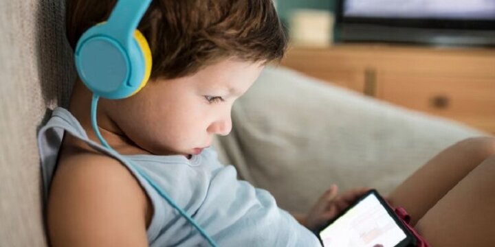 استفاده از تکنولوژی چه تاثیری بر عملکرد مغز کودکان دارد؟