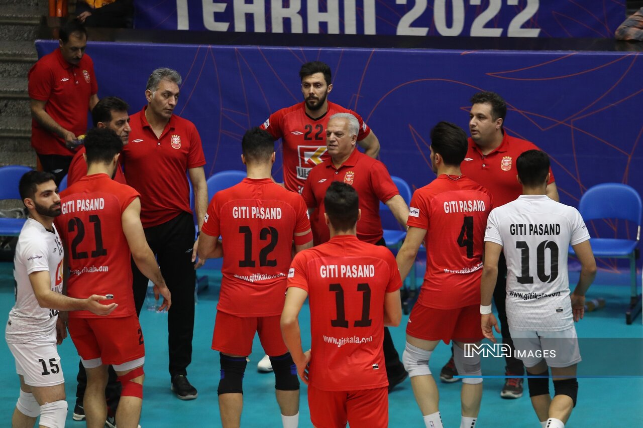 تاکتیک تیمی برای ما اهمیت دارد/ با بازیکنانی که مشکل اخلاقی دارند برخورد میکنیم