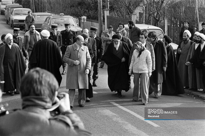 ۱۱ بهمن ۱۳۵۷، امام خمینی (ره) در حال ترک محل اقامت خود در نوفل لوشاتو به مقصد ایران