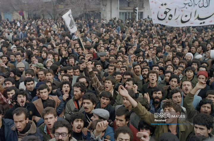 ۱۸ مهر ۱۳۵۷، علیرغم اعلام حکومت نظامی انقلابیون به صورت گسترده در خیابان‌های تهران حضور یافتند