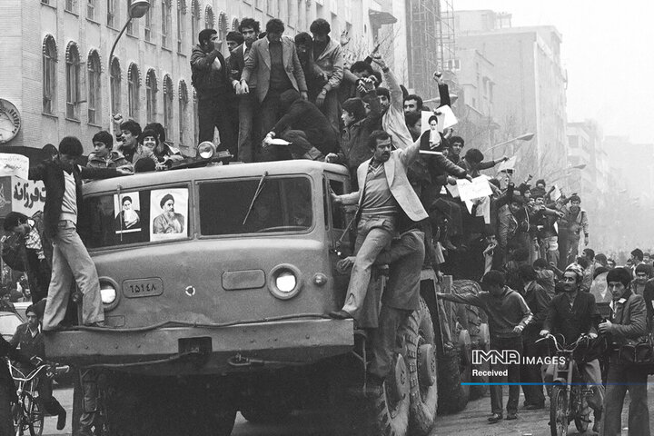 ۲۶ دی ۱۳۵۷، شادی مردم سوار بر یک کامیون ارتش پس از خروج شاه از ایران