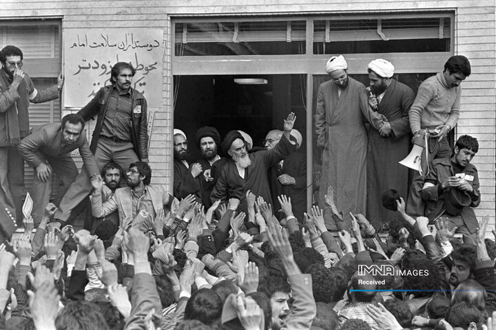 ۱۳ بهمن ۱۳۵۷، دیدار مردم با امام خمینی (ره) در مدرسه علوی