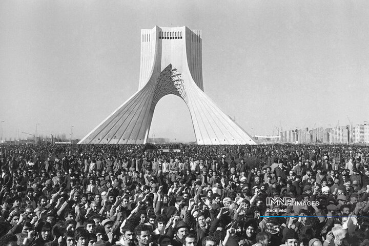 ۷ بهمن ۱۳۵۷، همزمان با رحلت رسول اکرم (ص) حضور گسترده انقلابیون بر علیه دولت بختیار در میدان آزادی تهران