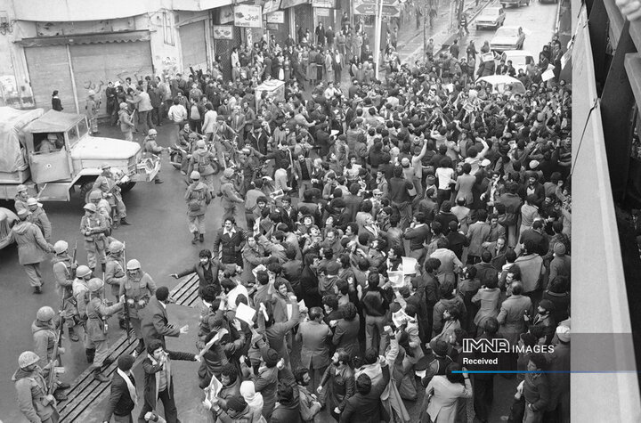 ۴ بهمن ۱۳۵۷، اعتراض مردم به جلوگیری ارتش از پرواز هواپیما به مقصد پاریس به منظور بازگشت امام خمینی (ره) به ایران