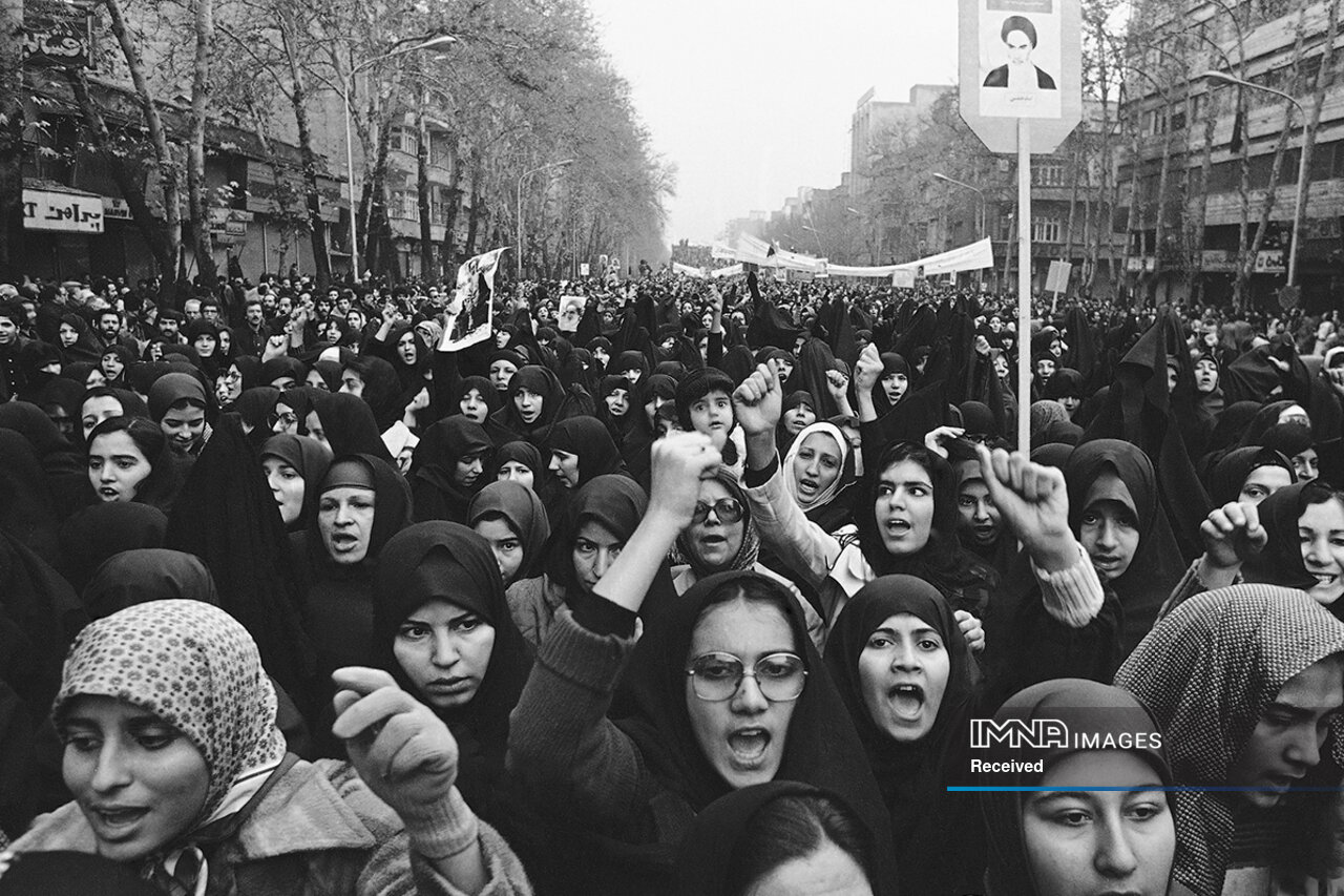 در فضای انقلاب اسلامی، شاهد یک نقش پیشرو از زنان هستیم