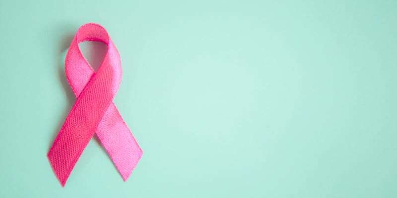 سرطان سینه از چه سنی شروع می‌شود؟ چه علائمی دارد؟