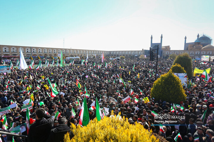 حضور مردم در راهپیمایی ۲۲ بهمن جادوی رسانه‌های بیگانه را باطل کرد