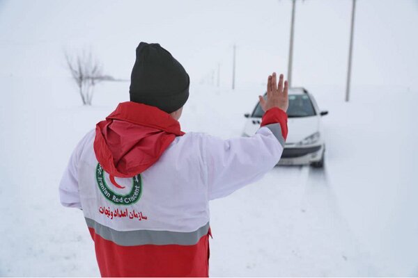 امدادرسانی به ۲۵۱ مسافر نوروزی گرفتار در برف و کولاک جاده‌های زنجان