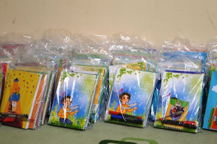 توزیع ٣٠٠ بسته لوازم‌التحریر میان دانش‌آموزان نیازمند در نطنز