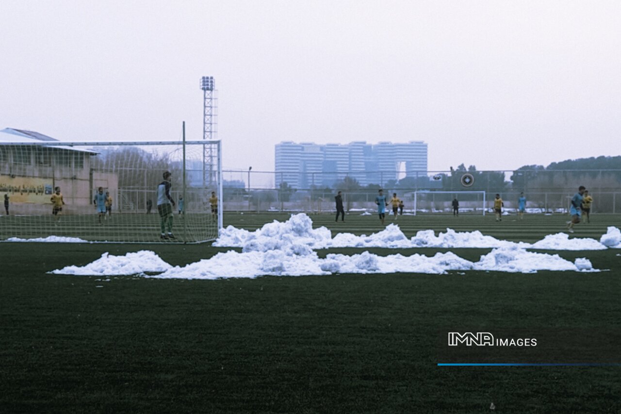 خانوادهها بیش از حد احساسی هستند/ زمین فوتبال استاندارد برای پایهها در اصفهان وجود ندارد