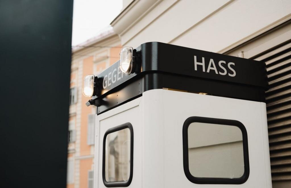 مقابله با نفرتپراکنی در جامعه با باجههای قدیمی تلفن!