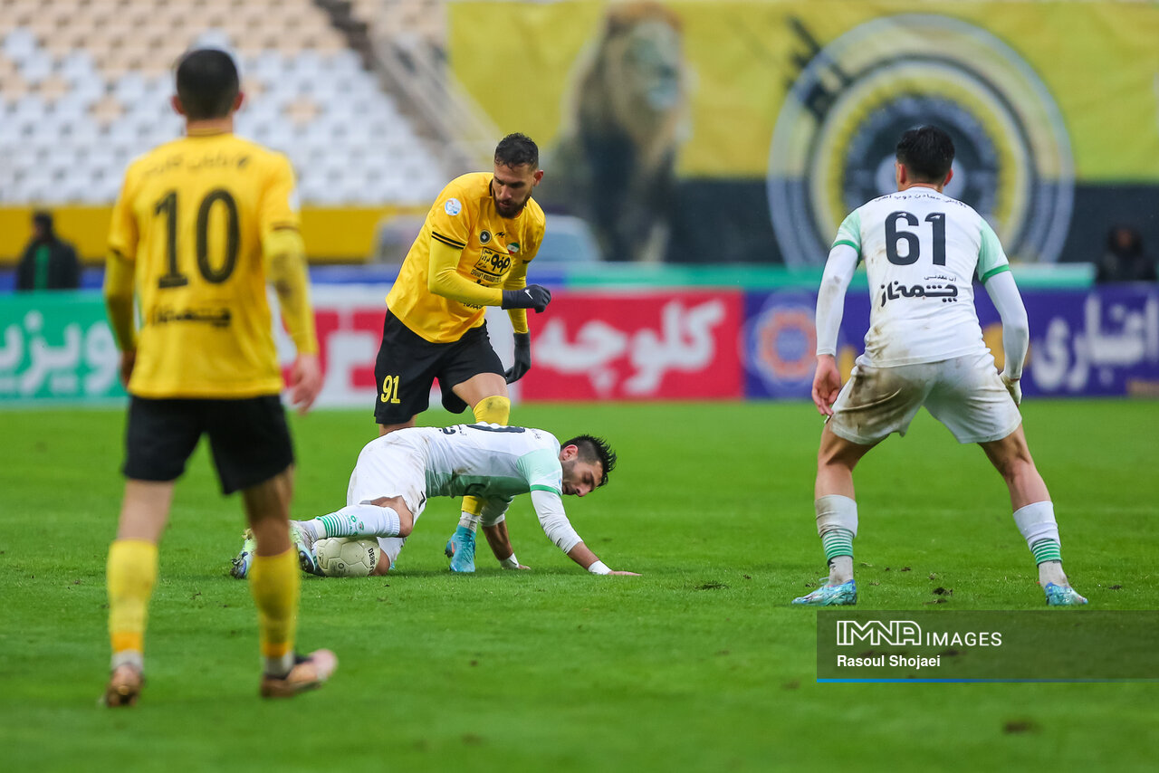 ذوبآهن _ سپاهان / همشهریها روبهروی هم شمشیر میکِشند!